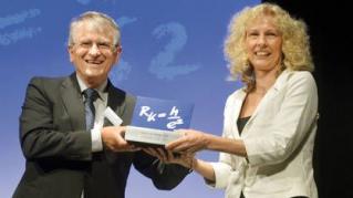 Preisträgerin Kerstin Gleine und der Physik-Nobelpreisträger Prof. Dr. Klaus von Klitzing.
