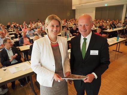 Silke Schneider-Wild, Vorstandsvorsitzende der Sparda-Bank Münster, und Manfred Stevermann, Vorstandsvorsitzender der Sparda-Bank West